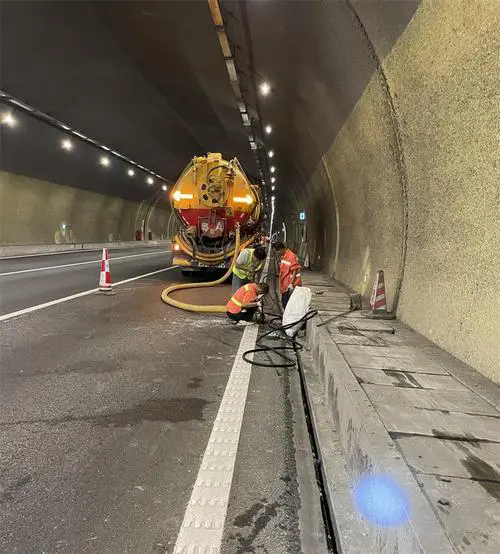 金沙隧道排水渠清淤